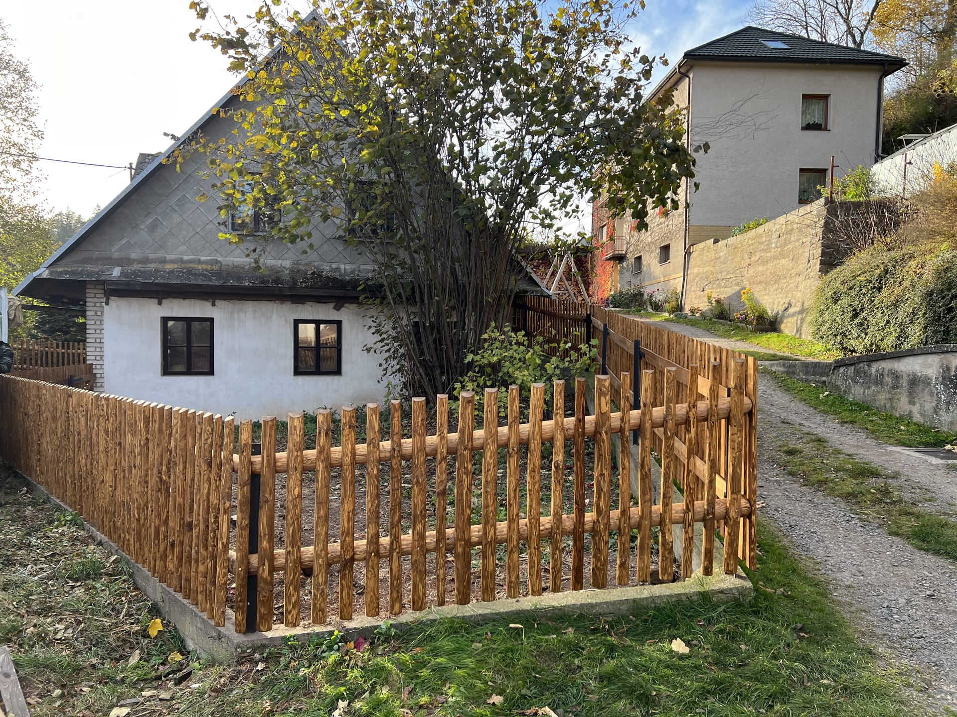 Obrázek 2 / Dřevěné ploty - strojně loupané   - realizace Červená u Letohradu 10-2021